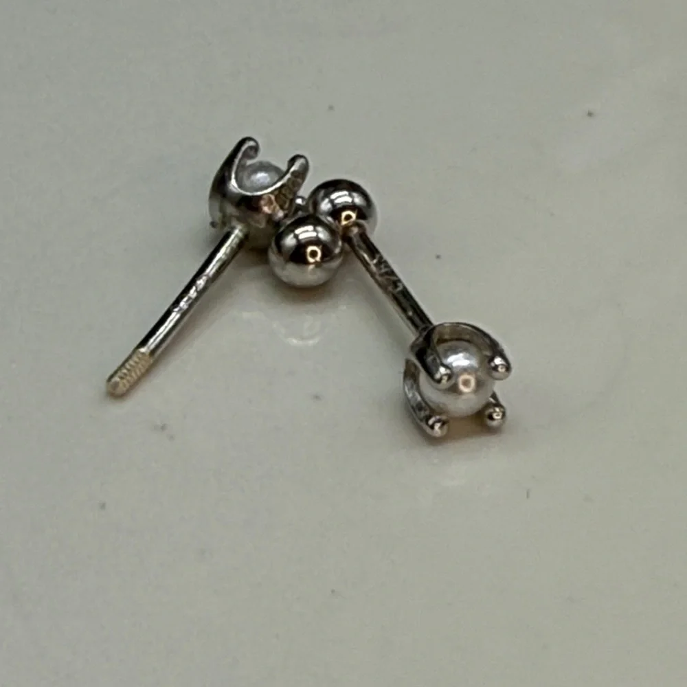 ⭐️🌸Sterling silver 20g 3mm pearl silver screw back earrings nwot - Picture 9 of 9